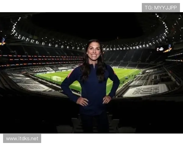 刚刷到亚历克斯·摩根的生活照，钱包和自律都被碾压了