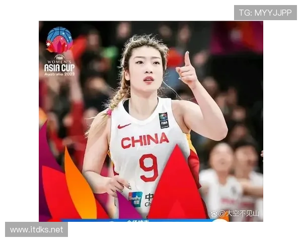 李梦赛场像邻家妹妹，走出通道却拎着还带价签的名牌包——画面太扎心