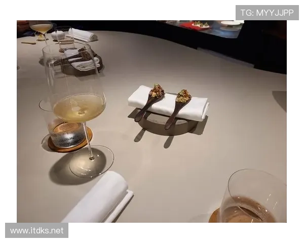 菲利克斯穿拖鞋进米其林点菜，隔壁桌的人都开始刷手机