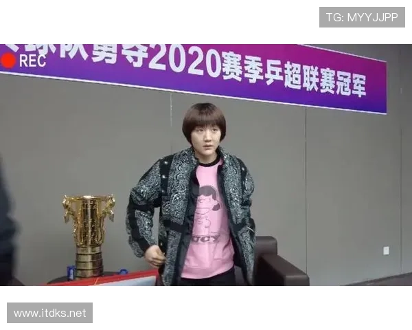 陈梦拿奖杯那气场，跟平时小区遛弯那反差我笑了