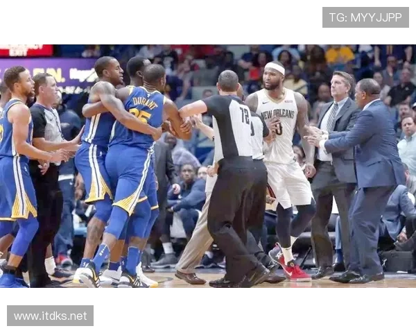 双方同时犯规处理怎么判：规则解析与判罚标准